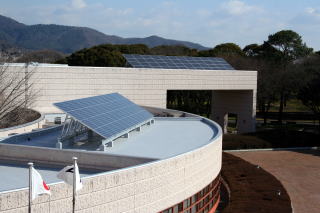屋上の太陽光発電パネル