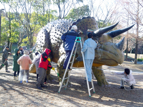 野外恐竜もピカピカに