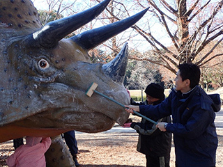 野外恐竜ランドの掃除の様子