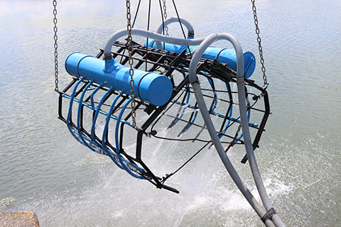 クラムシェル〜外来植物をつかみ取る大型クレーンアーム〜