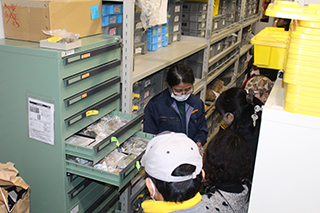 収蔵庫見学会「岩石鉱物」